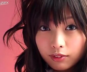 Lys Japansk Yukiko Hachisuka Voluptuously Poses og viser sin luksuriøse nøgne krop.