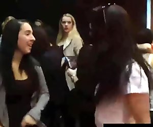 Lesbičky pornohviezdy lízanie v klubu
