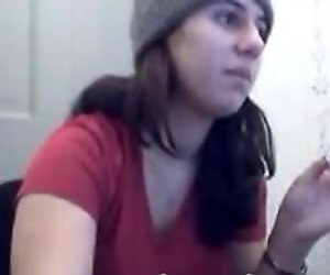 Nerdy Track Girl Flashes Her Webcam - crankcams.com