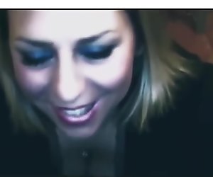 Bellissima biondona fa un pompino al suo ragazzo.