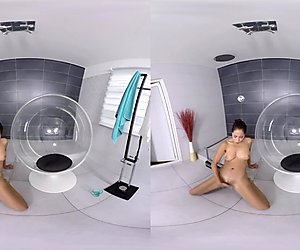 REALJAMVR - AMAZING BABE PLAYS IN SHOWER
