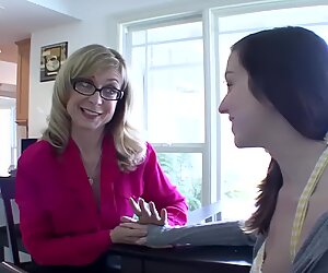 Sexymomma - Cougar StepMom lui donne twat à jeune cutie