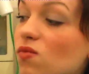 Une femme médecin examine une file d'attente