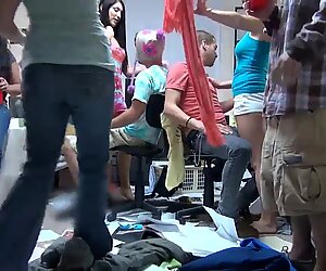 Гаден развълнуван соаре с възбуден колеж тийнейджъри в обща стая