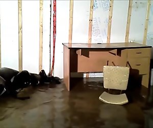 Kejutan frogman dan menembak bebannya di katak musuh banjir