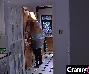 Mamie vient maison d'une journée de shopping et trouve un jeune intrus masqué dans la maison!