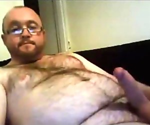 Hot bear showing and wanking