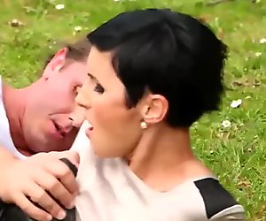 Oblečená euro mrcha facialized