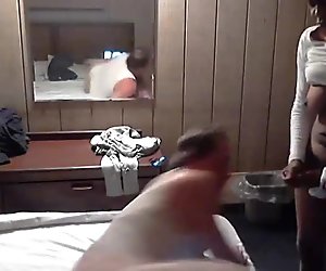Ebony Shemale ger vit kille ansiktsbehandling