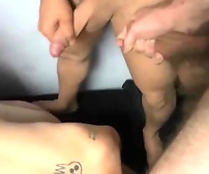 Collège homosexuel mecs délivrant dortoir éjaculation faciale lors de fête