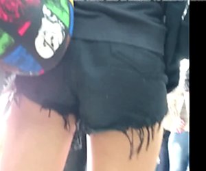 Loira Novinha com shortinho curto! Delicious Teen!