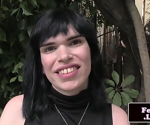 Sólo femboy honenie péro vonku
