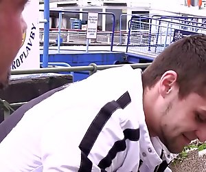 Jeux homosexuel pour patineur droit hunky