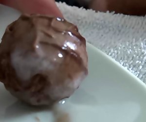 Praline vollgespritzt Cumshot
