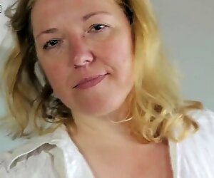 Vente grand-mère sucer jeune file d'attente