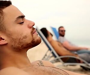 Baise sous le bureau avec sexy etalon beaux banks
