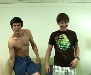 David le meilleur homosexuel était bâillonnement pour plus pendant que la tête de price bobbed up and down