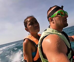 Amateur Thai girlfriend gives him a blowjob in public