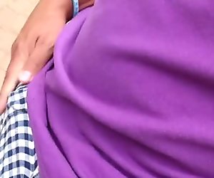 Eurobabe apretado atornillado debajo del arbol