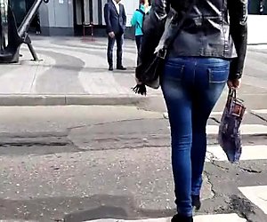 Fille sexy avec cul rond en veste en cuir