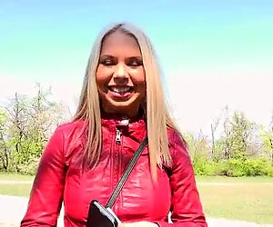 Amateur eurobabe clignote ses seins et démontée