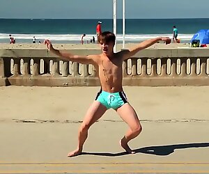 Twink dancing in the beach with speedo bulge / Novinho danç_ando sunga na praia